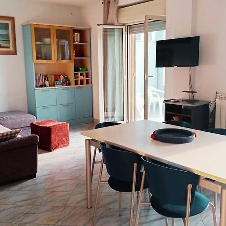 Casa Flora A Due Passi Dal Mare Apartment Джовинацо Екстериор снимка