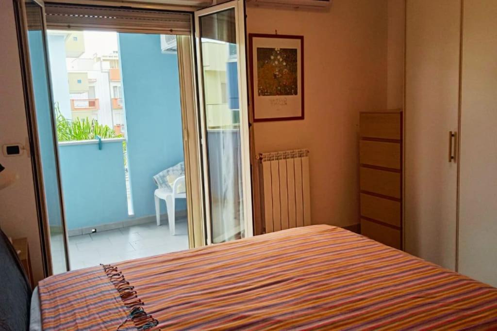 Casa Flora A Due Passi Dal Mare Apartment Джовинацо Екстериор снимка