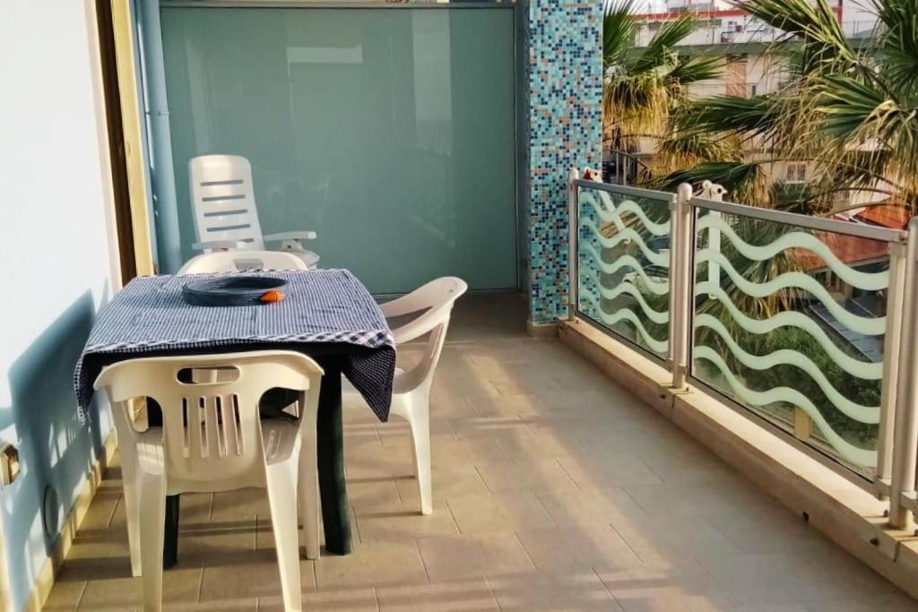 Casa Flora A Due Passi Dal Mare Apartment Джовинацо Екстериор снимка